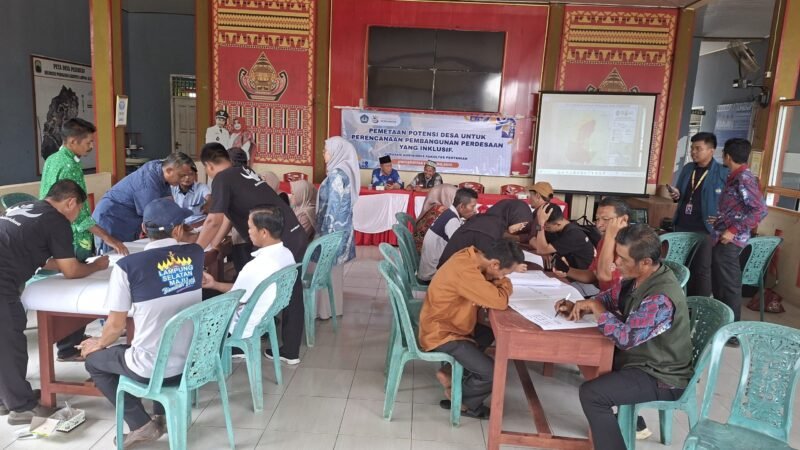 Suasana balai Desa Pasuruan, Kecamatan Penengahan, Lampung Selatan, saat mengikuti Pengabdian kepada Masyarakat (PkM) Jurusan Agribisnis Fakultas Pertanian Universitas Lampung (Unila).(Foto:ist)