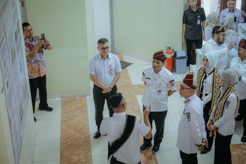 Gubernur Lampung Rahmat Mirzani Djausal dan Wakil Gubernur Jihan Nurlela, mendampingi Gubernur Jawa Tengah Ahmad Luthfi saat menyambangi Museum Nasional Transmigrasi di Desa Bagelen, Kabupaten Pesawaran, Rabu (7/1/2026). (foto: ist)