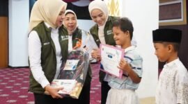 TP PKK Lampung pimpinan Ibu Purnama Wulan Sari Mirza gelar khitanan massal gratis 75 anak & beri bantuan biaya pengobatan luar daerah.