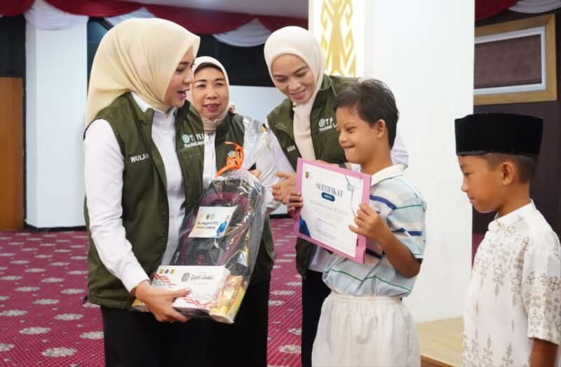 TP PKK Lampung pimpinan Ibu Purnama Wulan Sari Mirza gelar khitanan massal gratis 75 anak & beri bantuan biaya pengobatan luar daerah.