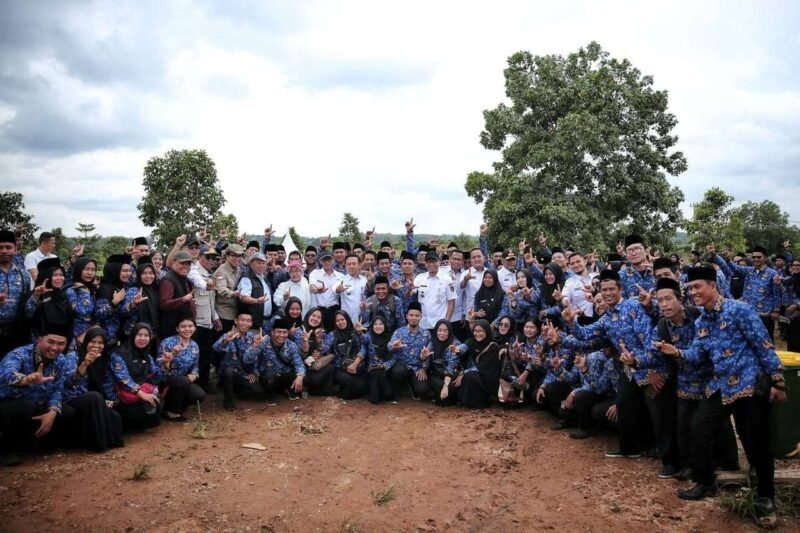 Gubernur Lampung canangkan tanam 1.000 pohon sebagai rasa syukur para Pegawai Pemerintah dengan Perjanjian Kerja (P3K) Paruh Waktu yang baru saja menerima SK pengangkatan. (foto: is)