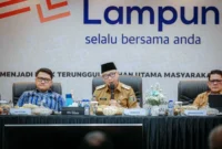 Gubernur Mirza meminta Bank Lampung lebih memberi porsi besar bagi penyaluran kredit produktif terutama di pedesaan agar dapat bermanfaat bagi perekonomian di daerah. (Foto: ist)