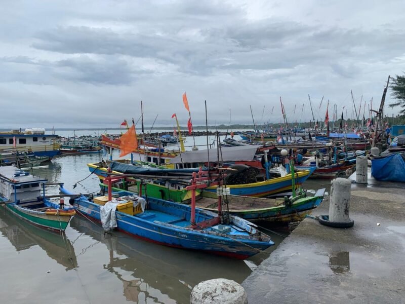 Jajaran perahu bertambat di dermaga Lampung Selatan. (Foto: Kitani)