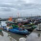 Jajaran perahu bertambat di dermaga Lampung Selatan. (Foto: Kitani)