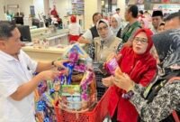 Badan Pangan Nasional Didampingi Kadis Ketahanan Pangan, Tanaman Pangan, dan Hortikultura Provinsi Lampung, Elvira Umihanni, ini memeriksa registrasi izin edar pangan segar maupun olahan siap saji. (Foto: ist)