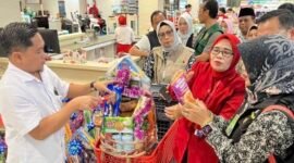 Badan Pangan Nasional Didampingi Kadis Ketahanan Pangan, Tanaman Pangan, dan Hortikultura Provinsi Lampung, Elvira Umihanni, ini memeriksa registrasi izin edar pangan segar maupun olahan siap saji. (Foto: ist)