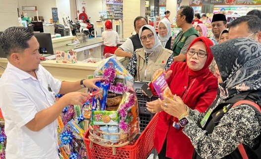Badan Pangan Nasional Didampingi Kadis Ketahanan Pangan, Tanaman Pangan, dan Hortikultura Provinsi Lampung, Elvira Umihanni, ini memeriksa registrasi izin edar pangan segar maupun olahan siap saji. (Foto: ist)