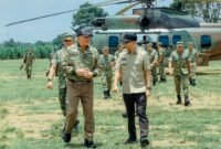 Gubernur Lampung Rahmat Mirzani Djausal mendampingi Menteri Pertahanan RI Sjafrie Sjamsoeddin. (foto: ist)