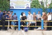 Rektor Unila, Prof Lusmeilia Afriani, ikut menebar ratusan kilogram benih ikan di kawasan Embung D. (foto: ist)