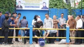 Rektor Unila, Prof Lusmeilia Afriani, ikut menebar ratusan kilogram benih ikan di kawasan Embung D. (foto: ist)