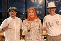 Ketua Umum Ikaperta Unila Elvira Umihanni (tengah) didampingi Ketua Harian Fahuri Wherlian Ali KM (kanan) bersama Pimpinan Umum Kitani.id Hendri Std. (foto: Kitani.id)