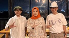 Ketua Umum Ikaperta Unila Elvira Umihanni (tengah) didampingi Ketua Harian Fahuri Wherlian Ali KM (kanan) bersama Pimpinan Umum Kitani.id Hendri Std. (foto: Kitani.id)