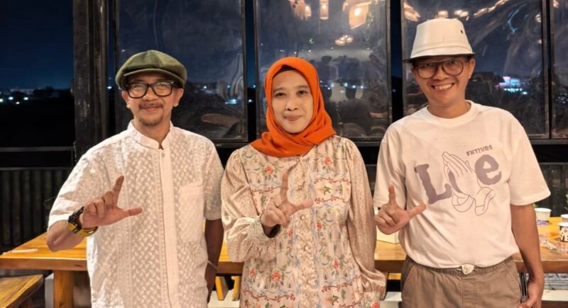 Ketua Umum Ikaperta Unila Elvira Umihanni (tengah) didampingi Ketua Harian Fahuri Wherlian Ali KM (kanan) bersama Pimpinan Umum Kitani.id Hendri Std. (foto: Kitani.id)