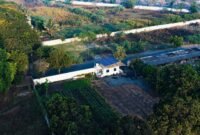 Sebuah bangunan dengan panel surya di atap. Negara-negara berkembang perlu merancang ulang pembiayaan iklim untuk menarik modal swasta. (Foto: 360)