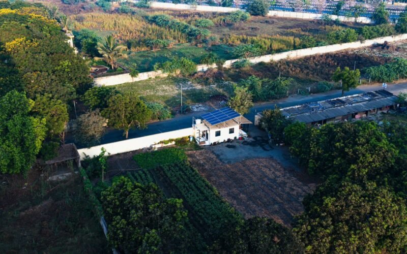 Sebuah bangunan dengan panel surya di atap. Negara-negara berkembang perlu merancang ulang pembiayaan iklim untuk menarik modal swasta. (Foto: 360)