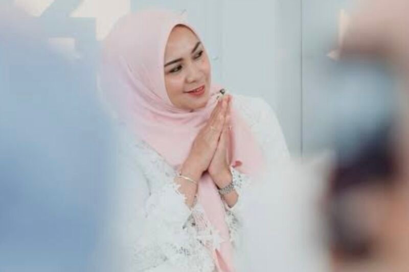 Batin Wulan menyalurkan ratusan paket sembako, beras, telur, dan susu dalam rangka HKG PKK ke-54 dan HUT Lampung ke-62.