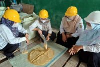 Dinas Peternakan Lampung ambil sampel pakan ternak di Lamsel dan Lamtim untuk uji SNI. (Foto: ist)