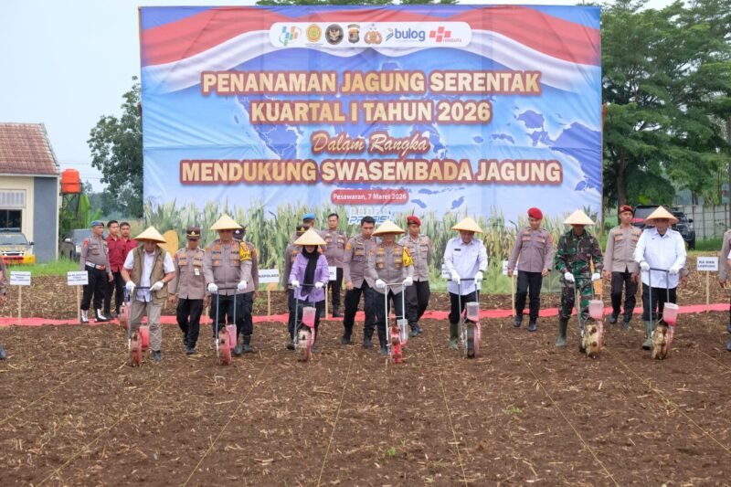 Polda Lampung melakukan gerakan tanam jagung serentak di Desa Wiyono, Pesawaran, serta menjalin kerja sama dengan Bulog untuk penyerapan hasil panen.(foto: ist)