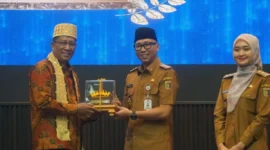 Menteri Hukum Supratman Andi Agtas bersama Gubernur Lampung Rahmad Mirzani Djausal dan Wagub Lampung Jihan Nurlela saat meresmikan ribuan Posbakum Desa di Lampung. (Foto: ist)