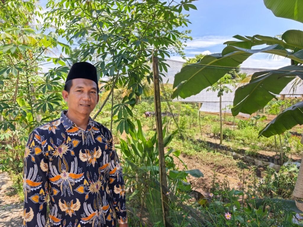 Sujono, Sekdes Kutoarjo, Kecamatan Gedongtataan, Kabupaten Pesawaran, yang tergabung dalam Kelompok Tani Tunas Baru dan Gapoktan Makarti Jaya. (Foto: Kitani.id)