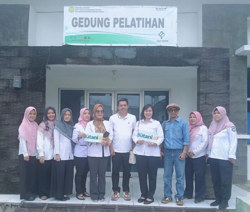 Maria Jojor Rotua Nainggolan, Ketua Kelompok Substansi (Kelsi) dan Penyuluh Provinsi saat menerima kunjungan awak redaksi Kitani.id. (Foto: Kitani.id)