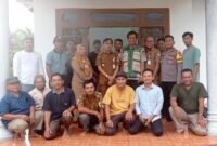 Foto bersama usai penyerahan SK Gapoktan Sumber Hidup dan SK 10 Poktan di Desa Gedung Ram, Kecamatan Tanjung Raya, Mesuji. (Foto: Triono)