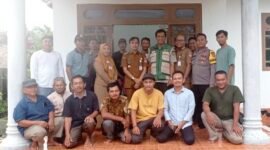 Foto bersama usai penyerahan SK Gapoktan Sumber Hidup dan SK 10 Poktan di Desa Gedung Ram, Kecamatan Tanjung Raya, Mesuji. (Foto: Triono)