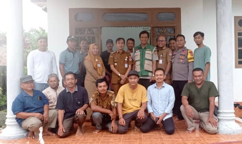 Foto bersama usai penyerahan SK Gapoktan Sumber Hidup dan SK 10 Poktan di Desa Gedung Ram, Kecamatan Tanjung Raya, Mesuji. (Foto: Triono)