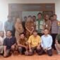 Foto bersama usai penyerahan SK Gapoktan Sumber Hidup dan SK 10 Poktan di Desa Gedung Ram, Kecamatan Tanjung Raya, Mesuji. (Foto: Triono)