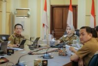 Wakil Gubernur Lampung, Jihan Nurlela, saat memimpin rapat evaluasi Program Desaku Maju Lampung di Ruang Sakai Sambayan. (Foto: ist)
