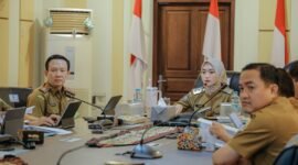 Wakil Gubernur Lampung, Jihan Nurlela, saat memimpin rapat evaluasi Program Desaku Maju Lampung di Ruang Sakai Sambayan. (Foto: ist)
