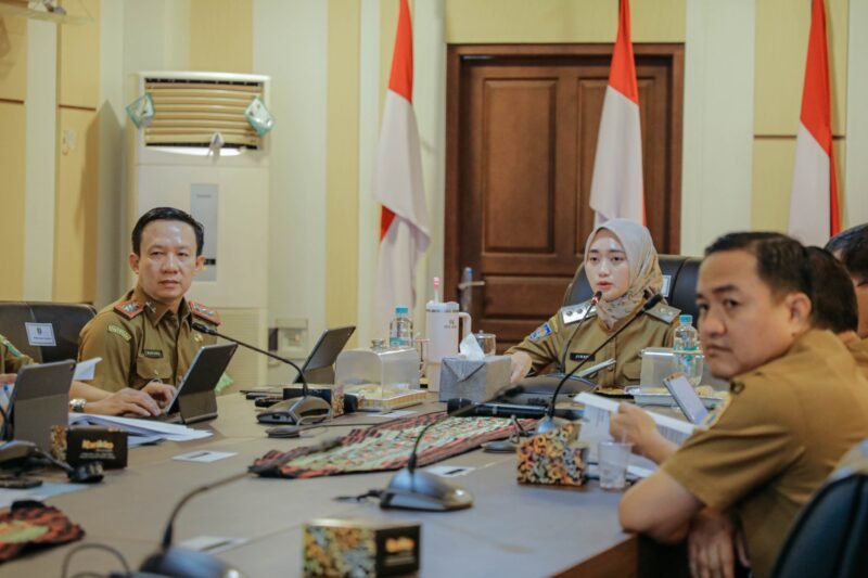 Wakil Gubernur Lampung, Jihan Nurlela, saat memimpin rapat evaluasi Program Desaku Maju Lampung di Ruang Sakai Sambayan. (Foto: ist)
