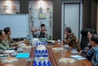 Gubernur Lampung Rahmat Mirzani Djausal menerima Bupati Pringsewu Riyanto Pamungkas di ruang kerjanya.(foto: ist)