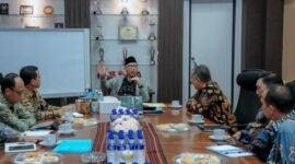 Gubernur Lampung Rahmat Mirzani Djausal menerima Bupati Pringsewu Riyanto Pamungkas di ruang kerjanya.(foto: ist)