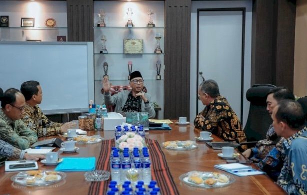 Gubernur Lampung Rahmat Mirzani Djausal menerima Bupati Pringsewu Riyanto Pamungkas di ruang kerjanya.(foto: ist)