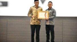 Penghargaan diberikan oleh Koordinatoriat Wartawan Parlemen (KWP) kepada Gubernur Mirza.(foto: ist)