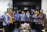 Sekda Marindo menerima Kepala Perwakilan BKKBN Lampung, Soetriningsih. (Foto: ist)