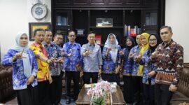 Sekda Marindo menerima Kepala Perwakilan BKKBN Lampung, Soetriningsih. (Foto: ist)