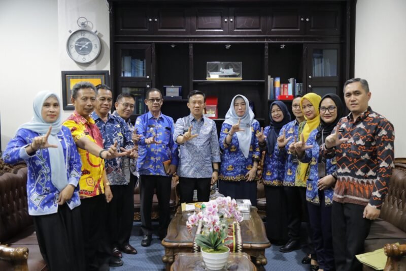 Sekda Marindo menerima Kepala Perwakilan BKKBN Lampung, Soetriningsih. (Foto: ist)
