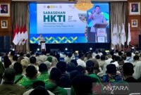 Ketua Umum Dewan Pimpinan Nasional Himpunan Kerukunan Tani Indonesia (DPN HKTI) memberi sambutan dalam peringatan HUT ke-53 HKTI di Kantor Kementerian Pertanian. (Foto: Ant)