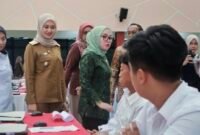 Wakil Menteri Koperasi, Farida Farichah, didampingi Wakil Gubernur Lampung Jihan Nurlela, meninjau ujian kompetensi manajer koperasi di Bandarlampung. (Foto: ist)