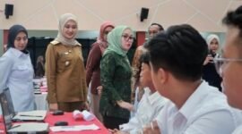 Wakil Menteri Koperasi, Farida Farichah, didampingi Wakil Gubernur Lampung Jihan Nurlela, meninjau ujian kompetensi manajer koperasi di Bandarlampung. (Foto: ist)