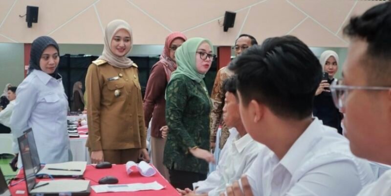 Wakil Menteri Koperasi, Farida Farichah, didampingi Wakil Gubernur Lampung Jihan Nurlela, meninjau ujian kompetensi manajer koperasi di Bandarlampung. (Foto: ist)