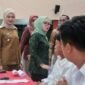 Wakil Menteri Koperasi, Farida Farichah, didampingi Wakil Gubernur Lampung Jihan Nurlela, meninjau ujian kompetensi manajer koperasi di Bandarlampung. (Foto: ist)