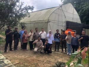 Kepala Bapeltan Lampung Adi Destriadi Sutisna bersama tenaga PPL usai menghadiri kegiatan tanam serentak di Mesuji.(foto: Kitani)